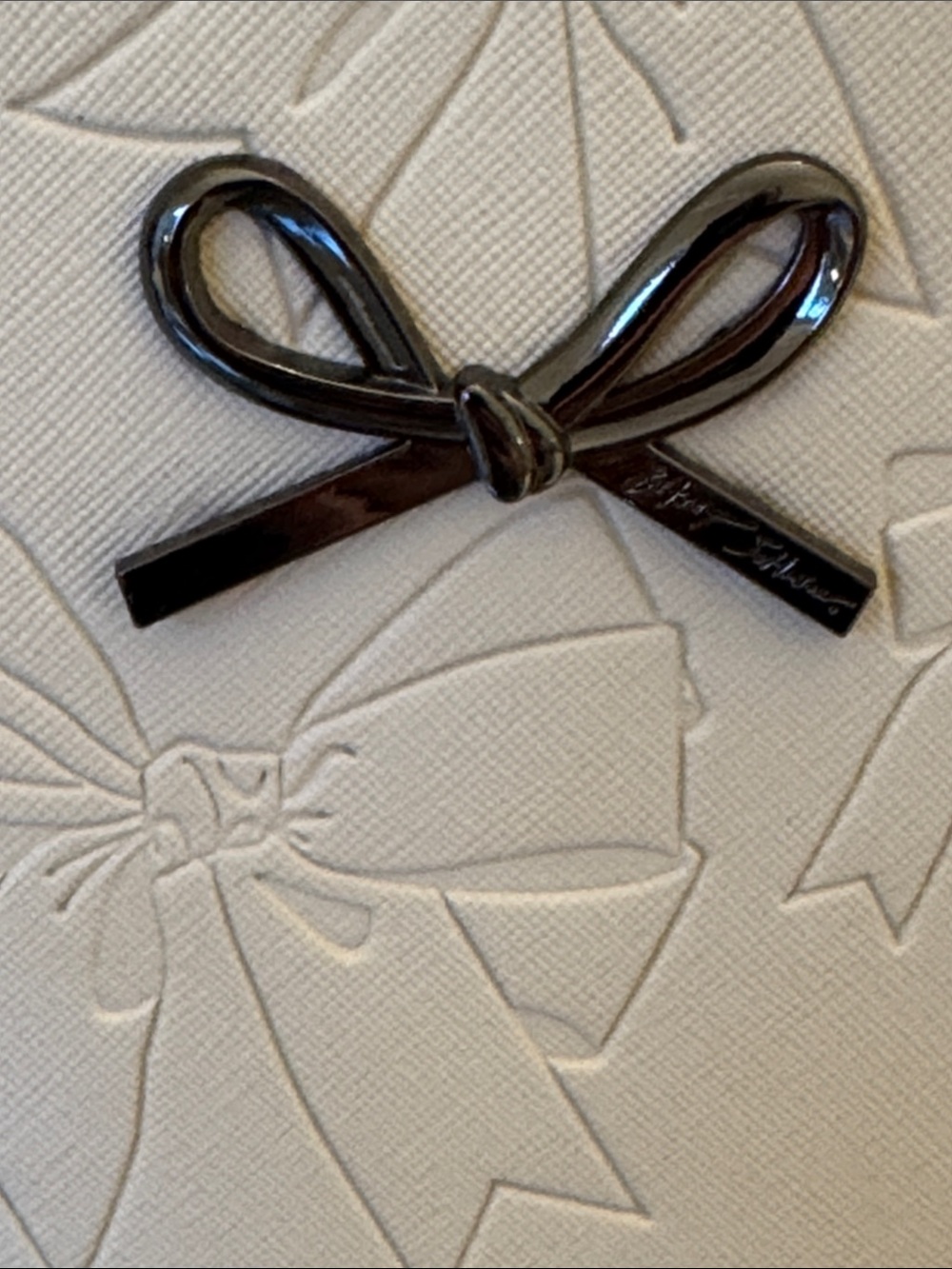 Betsey Johnson XOKiara2 Embossed Bow Creme Tote W/ Wristlet-NWOT - Picture 2 of 15